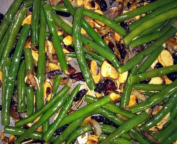 Green beans and almonds in the skillet