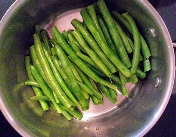 green beans in the pot