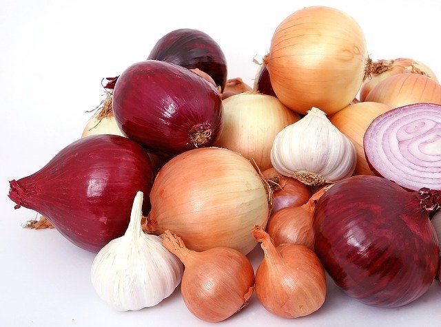 onion and garlic bulbs
