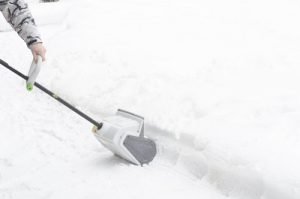 snow clearing with cordless snow shovel